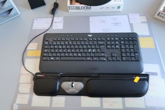 2 stk. computerskærme T2364pA, tastatur, rollermouse, headset JABRA