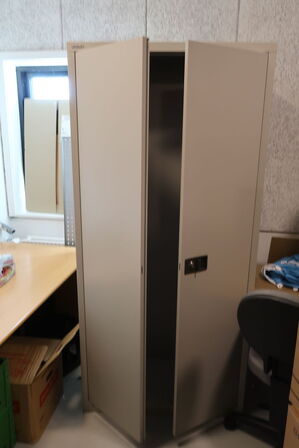 Skrivebord samt stålskab