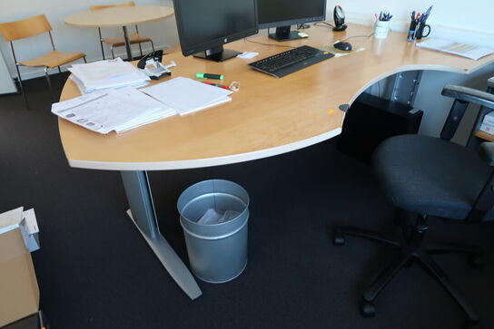 El. hæve/sænke skrivebord, kontorstol samt reol/skab