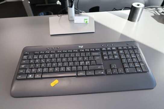 2 stk. computerskærme DELL P2722H, tastatur og dockingstation