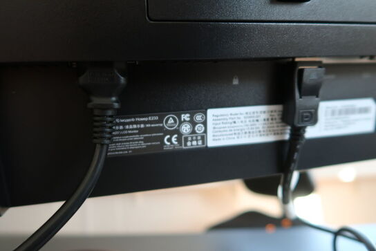 Computerskærm HP E233, dockingstation LENOVO og headset JABRA