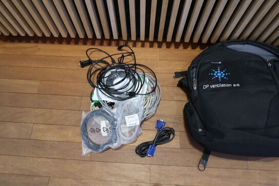 2 stk. rygsække samt div. Kabler