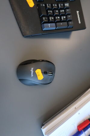 2 stk. computerskærme LENOVO L2440xwC, tastatur, webcam og mus