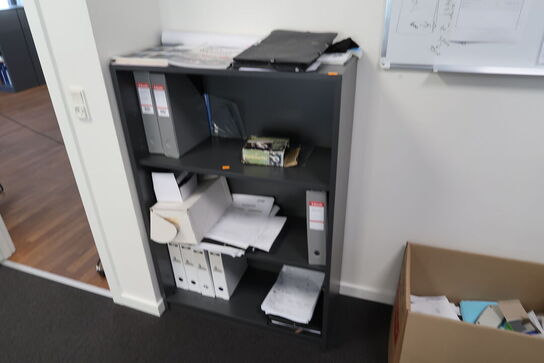 Reol uden indhold samt whiteboard og reol/skab