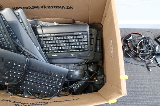 Kasse med tastaturer, mus m.m.