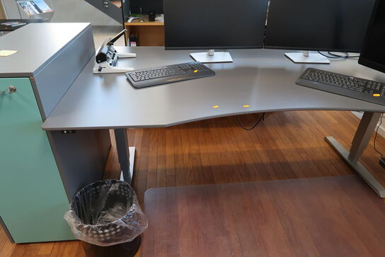 El. hæve/sænke skrivebord samt skab/reol