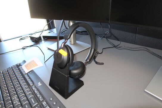 2 stk. computerskærme DELL P2725H, tastatur, mus, dockingstation, headset