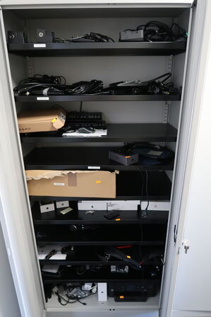 Div. Elektronik og it-udstyr i skab