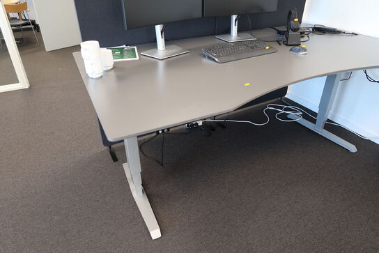 El. hæve/sænke skrivebord samt skab/reol