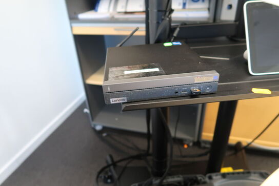 Fladskærm SAMSUNG QE65T, webcam, tastatur og computer m.m.