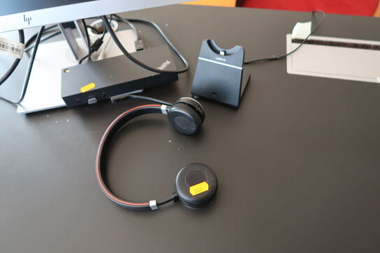 Computerskærm HP E233, dockingstation LENOVO og headset JABRA
