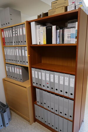 Div. Reoler med kontorartikler samt julepynt m.m.