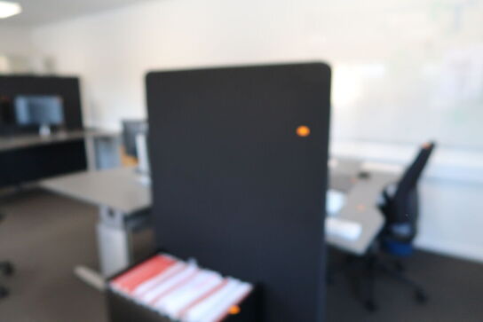 Ringbindholder samt afskærmningsvæg