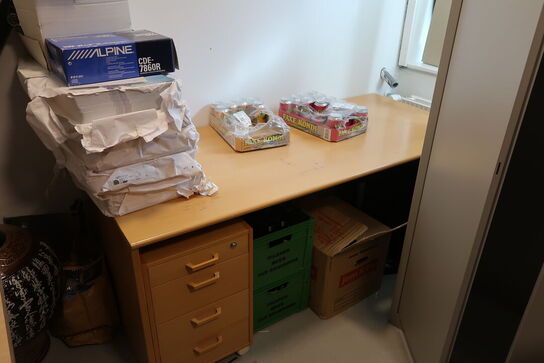 Skrivebord samt stålskab