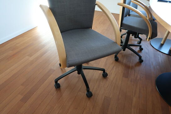 6 stk. mødestole, mødebord samt skab