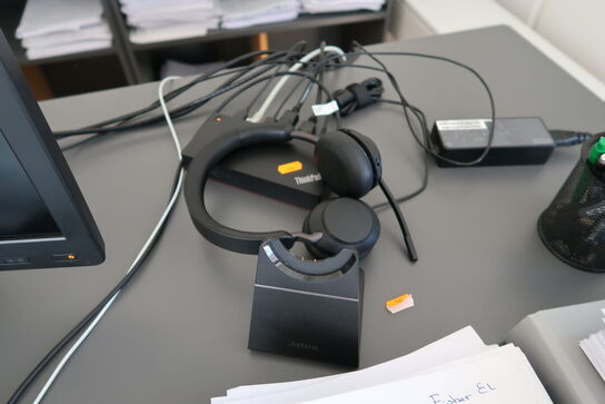 2 stk. computerskærme HP ProDisplay P240va, tastatur, dockingstation og headset JABRA