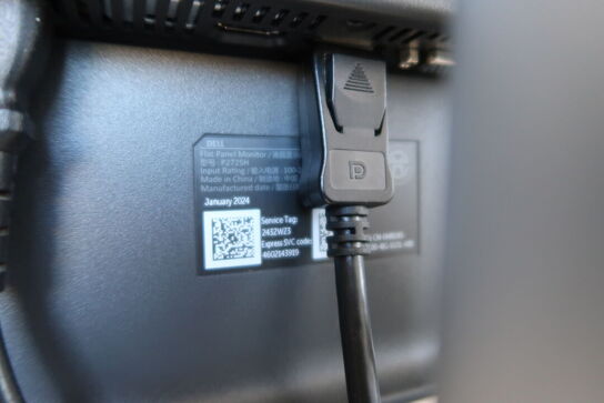 2 stk. computerskærme DELL P2725H, tastatur, dockingstation