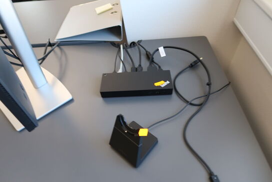 2 stk. computerskærme DELL P2725H, tastatur, dockingstation