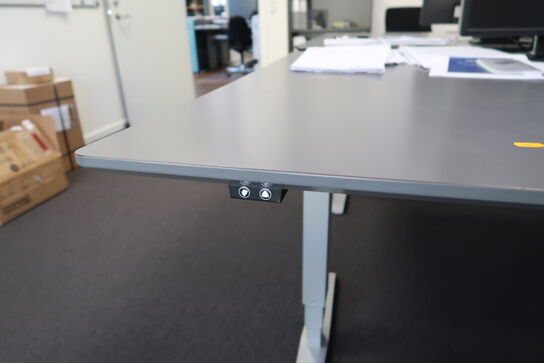 El. hæve/sænke skrivebord samt skab/reol