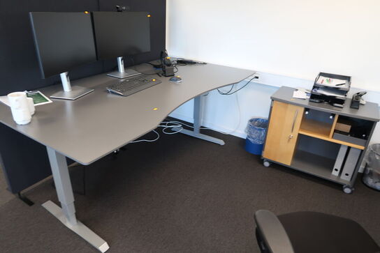 El. hæve/sænke skrivebord samt skab/reol