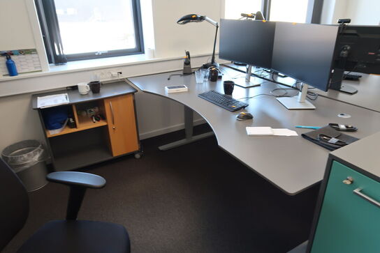 El. hæve/sænke skrivebord samt skab/reol