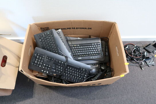 Kasse med tastaturer, mus m.m.