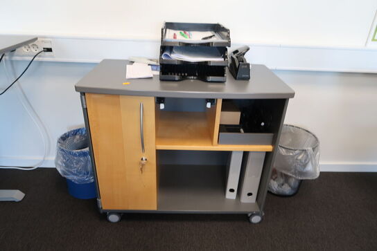 El. hæve/sænke skrivebord samt skab/reol