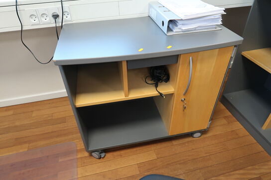El. hæve/sænke skrivebord samt skab/reol