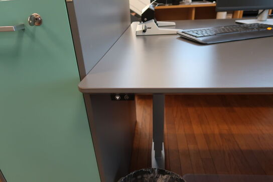 El. hæve/sænke skrivebord samt skab/reol