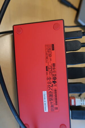 2 stk. computerskærme HP E233, tastatur og dockingstation LENOVO