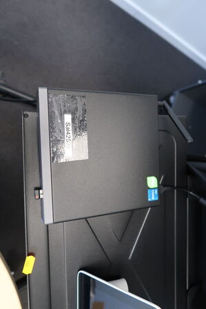 Fladskærm SAMSUNG QE65T, webcam, tastatur og computer m.m.