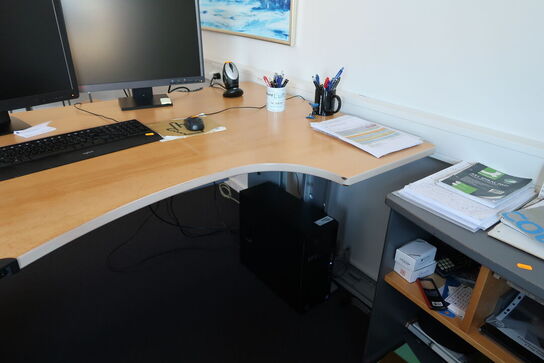 El. hæve/sænke skrivebord, kontorstol samt reol/skab