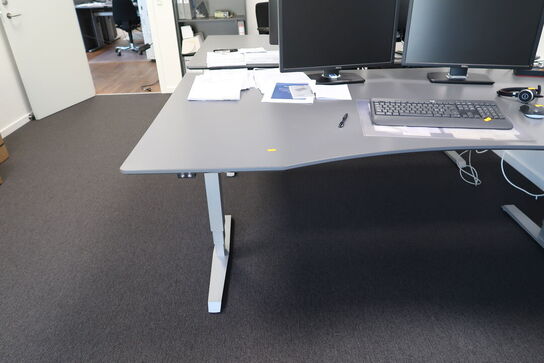 El. hæve/sænke skrivebord samt skab/reol