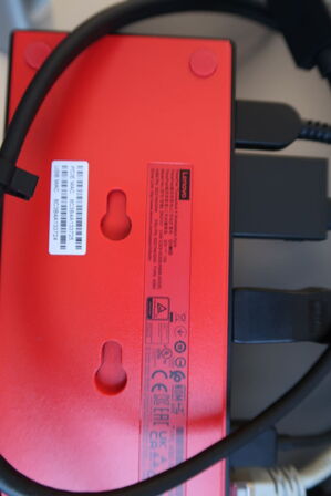 2 stk. computerskærme DELL P2725H, tastatur, dockingstation