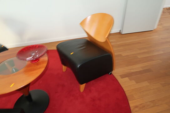 3 stk. mødestole, mørdbord samt tæppe