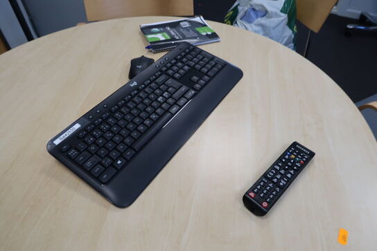 Fladskærm SAMSUNG QE65T, webcam, tastatur og computer m.m.