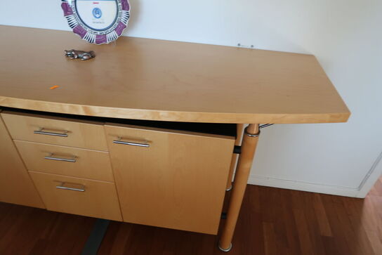 6 stk. mødestole, mødebord samt skab