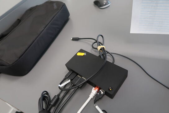 2 stk. computerskærme DELL P2725H, tastatur, mus og dockingstation