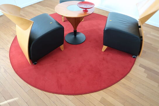 3 stk. mødestole, mørdbord samt tæppe