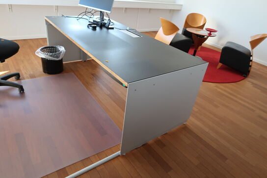 El. hæve/sænke skrivebord MONTANA Djob samt kontorstol