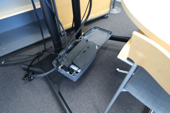 Fladskærm SAMSUNG QE65T, webcam, tastatur og computer m.m.