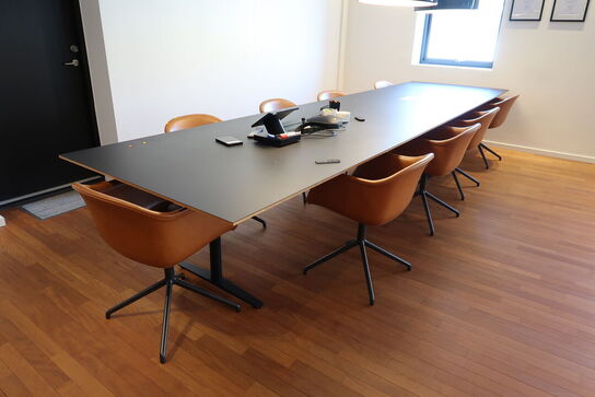 Mødebord med strømudtag