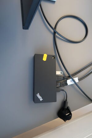 2 stk. computerskærme DELL P2722H, tastatur og dockingstation LENOVO