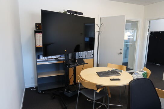 Fladskærm SAMSUNG QE65T, webcam, tastatur og computer m.m.