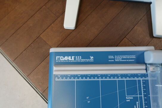 Skærebord DAHLE 533 samt hulmaskine LEITZ AKTO 5114