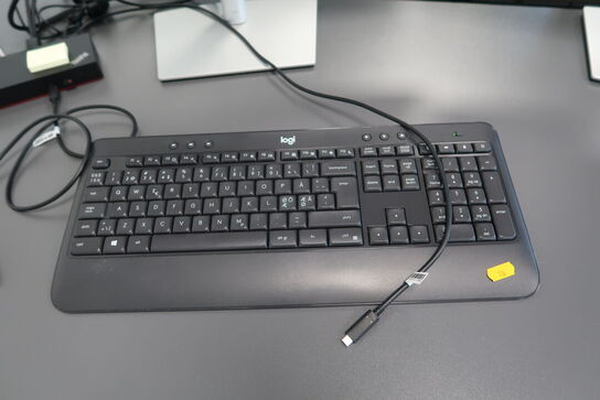 2 stk. computerskærme DELL P2722H, tastatur og dockingstation