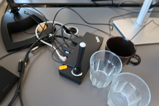 2 stk. computerskærme DELL P2725H, tastatur, mus, dockingstation, headset