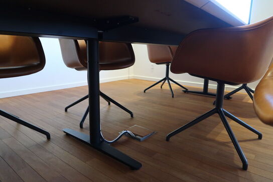 Mødebord med strømudtag