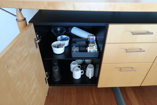 6 stk. mødestole, mødebord samt skab