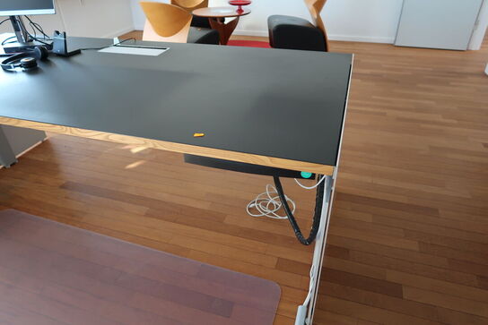 El. hæve/sænke skrivebord MONTANA Djob samt kontorstol